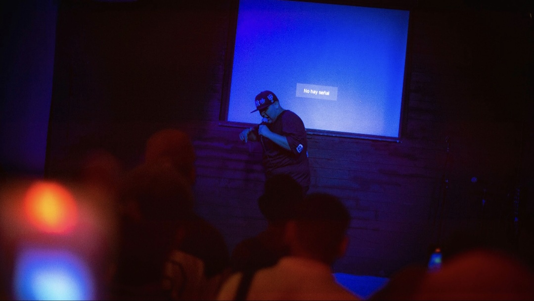 Octaa cantando en vivo durante un show